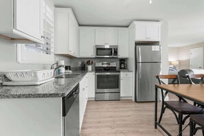 Réfrigérateur, four à micro-ondes, un four, surface de cuisson