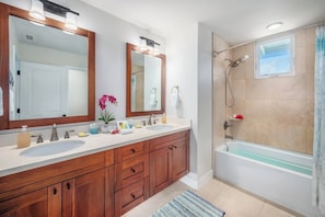 Shower, hair dryer, towels - Pili Mai 6B Amazing Sunsets By Suite Paradise (Koloa)
