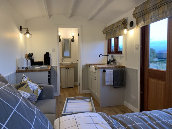 1 bedroom, Internet, bed sheets - Idyllic rural Shepherds Hut in private wildflower meadow. (Dereham)