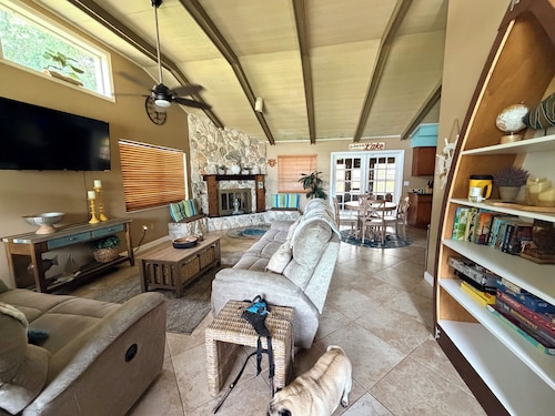 Cozy Water Front 2 bedroom 2 bathroom Home with Lake Access and fenced backyard.