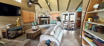 Cozy Water Front 2 bedroom 2 bathroom Home with Lake Access and fenced backyard.