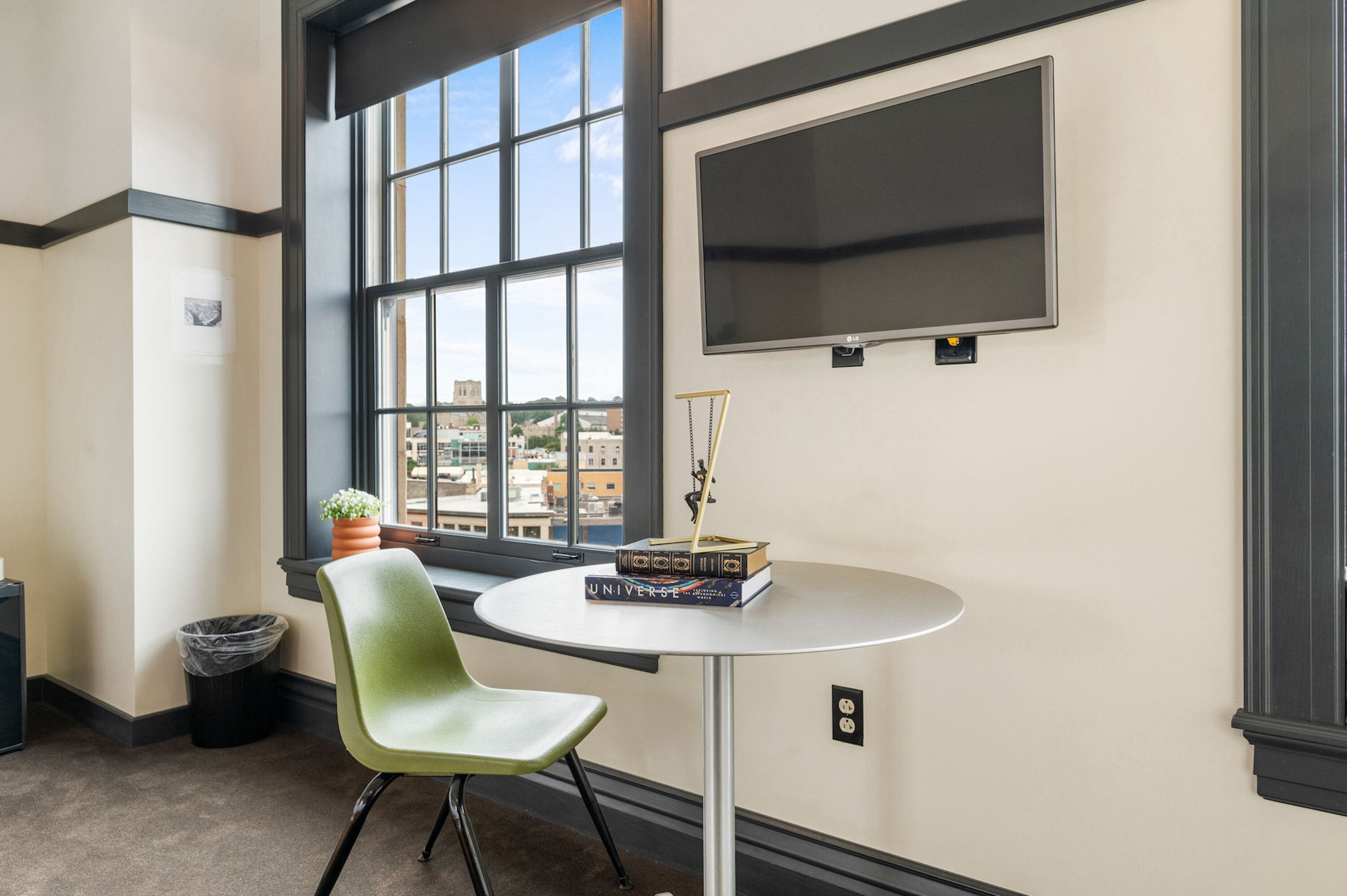 Habitación estándar, 1 cama King size (Self Check-in with Virtual Front Desk) | Espacio para trabajar con laptop y tabla de planchar con plancha 