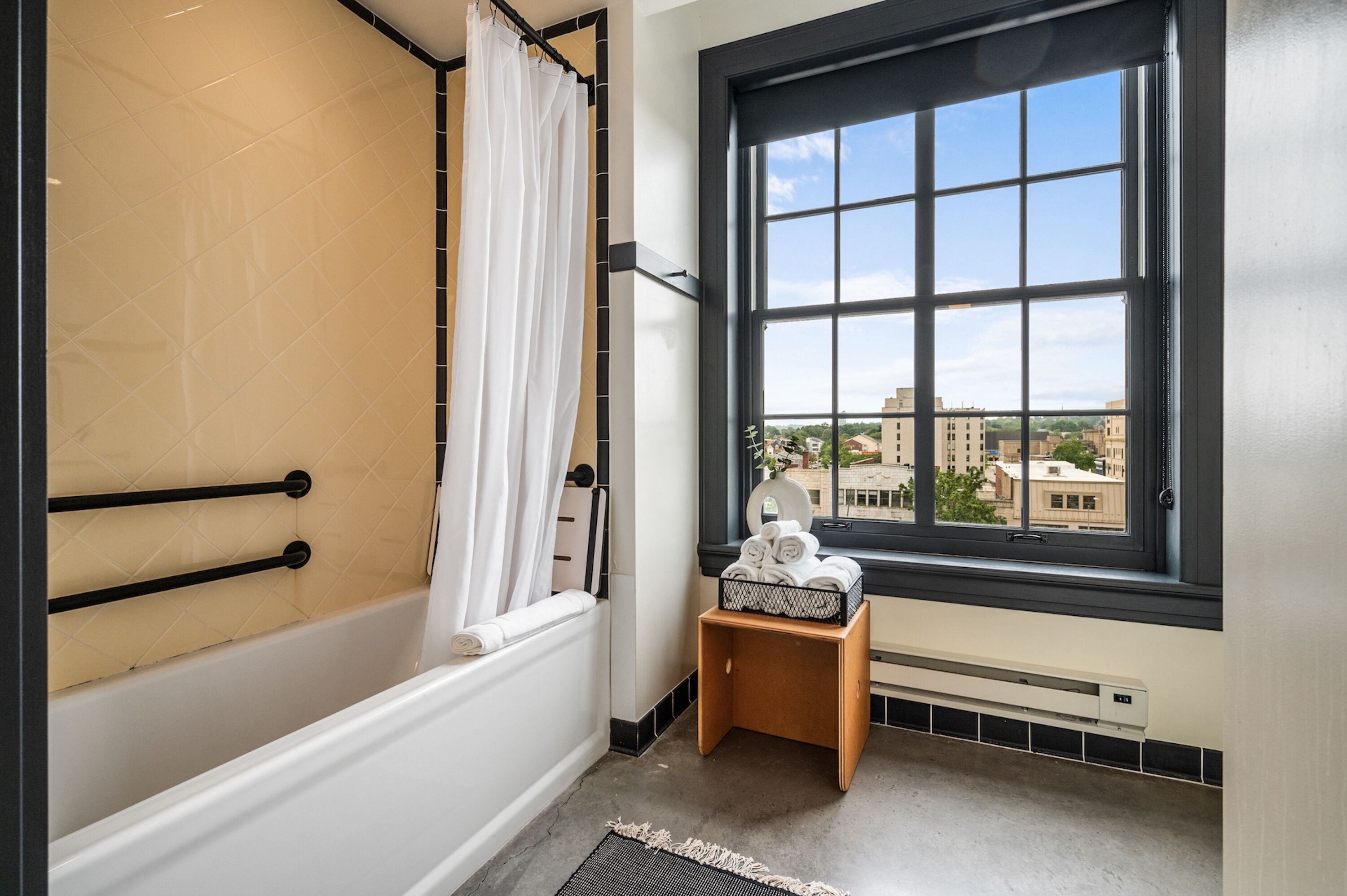 Habitación Deluxe, 1 cama de matrimonio grande (Self Check-in with Virtual Front Desk) | Baño | Artículos de higiene personal gratuitos, secador de pelo y toallas