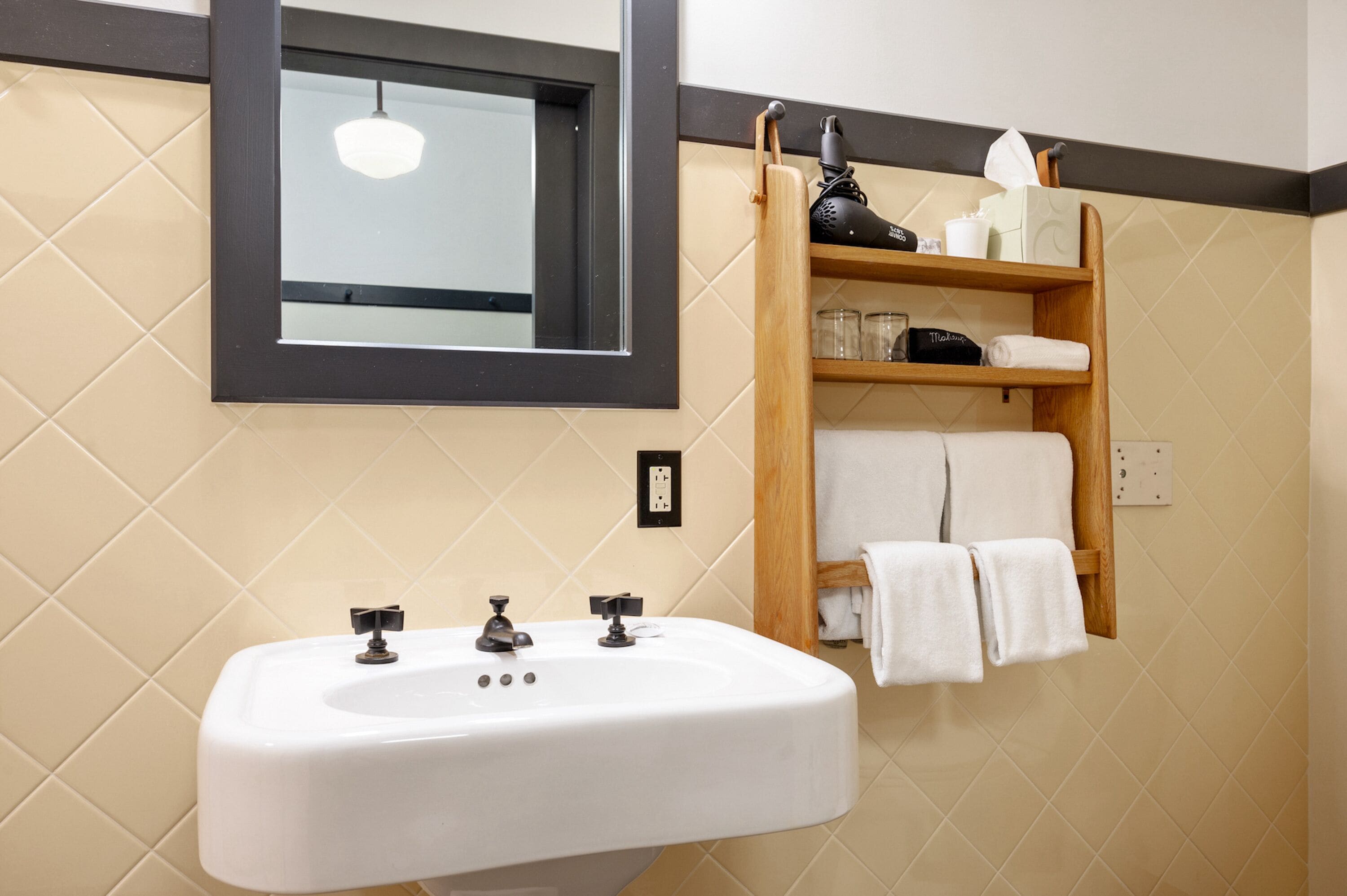 Premier Room, 1 Queen Bed (Self Check-in with Virtual Front Desk) | Bathroom | Free toiletries, hair dryer, towels, soap