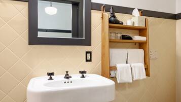 Premier Room, 1 Queen Bed (Self Check-in with Virtual Front Desk) | Bathroom | Free toiletries, hair dryer, towels, soap
