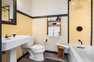 Habitación estándar, 1 cama de matrimonio grande (Self Check-in with Virtual Front Desk) | Baño | Artículos de higiene personal gratuitos, secador de pelo y toallas