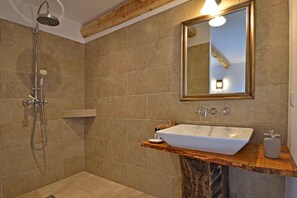 Doccia, asciugacapelli, asciugamani, sapone