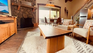 Smart TV, fireplace, DVD player, offices - Room With a View Condo, Sharc passes included. (Sunriver)
