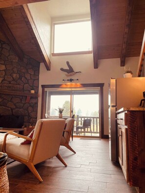 Smart TV, chimenea, reproductor de DVD y oficina 