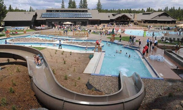 Indoor pool, a heated pool - Room With a View Condo, Sharc passes included. (Sunriver)