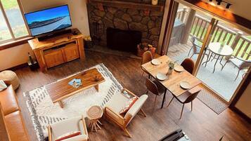 Smart TV, chimenea, reproductor de DVD y oficina