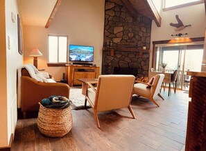 Smart TV, caminetto, lettore DVD, studio