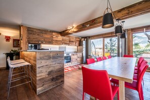 Fridge, oven, dishwasher, coffee/tea maker