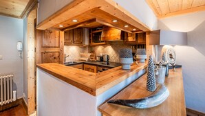 Une cuisine moderne avec des meubles en bois et un îlot central.