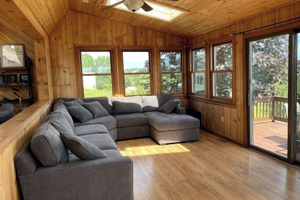 TV connectée, baby-foot, table de tennis de table, livres