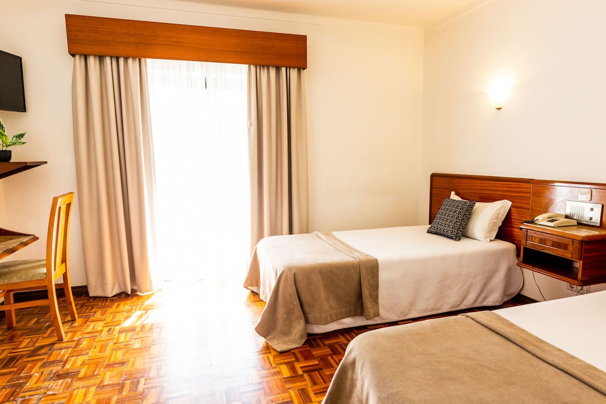 Escritorio, wifi gratis y ropa de cama