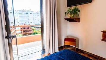 Chambre avec lits jumeaux, balcon | Bureau, Wi-Fi gratuit, draps fournis
