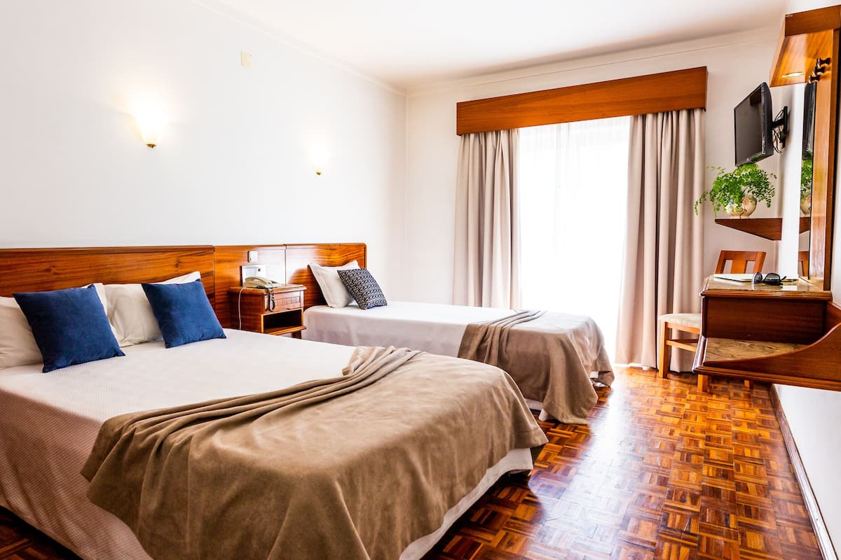 Escritorio, wifi gratis y ropa de cama