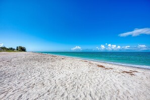 In Strandnähe, Liegestühle, Strandtücher