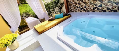 Bain à remous extérieur