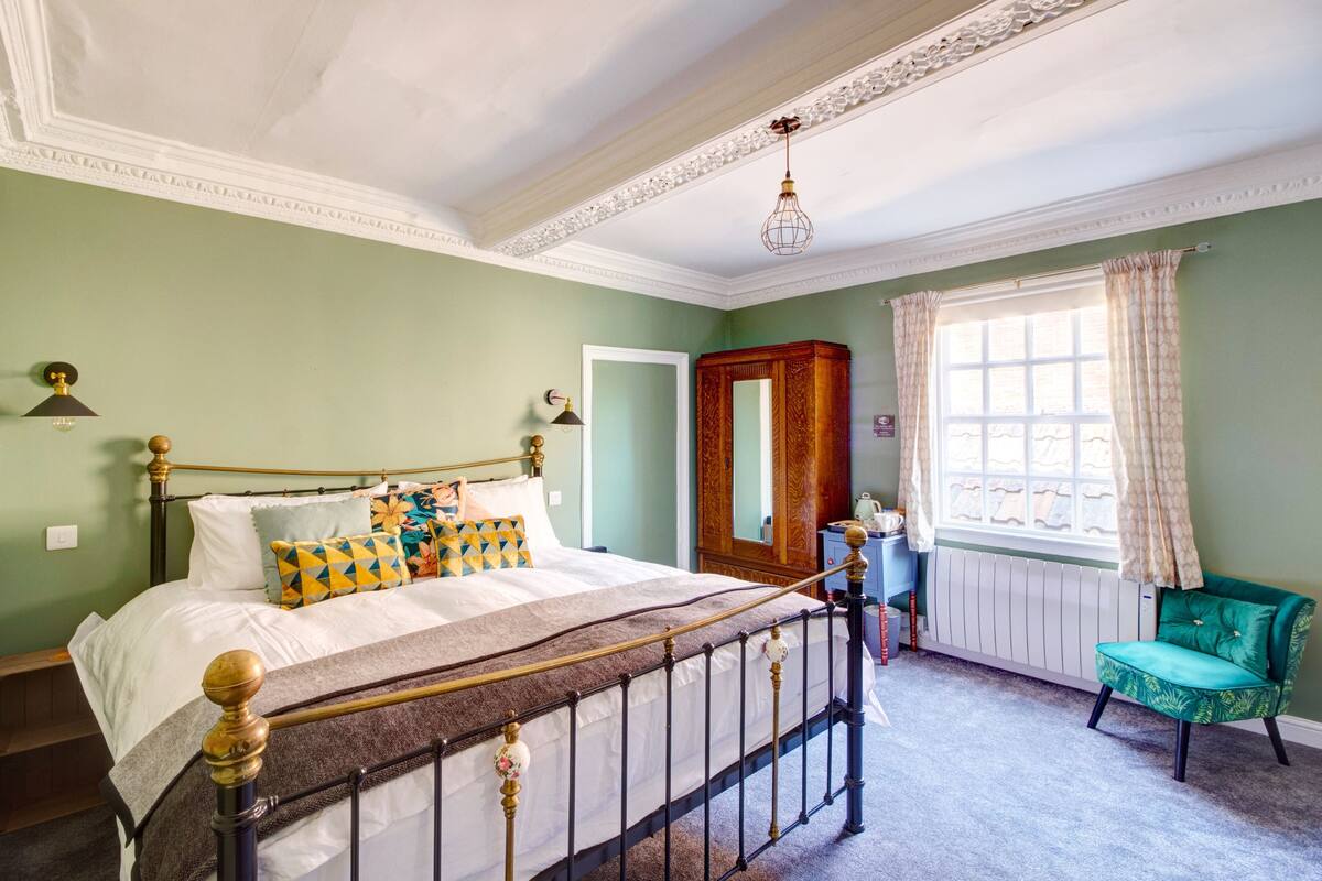 Iron/ironing board, bed sheets