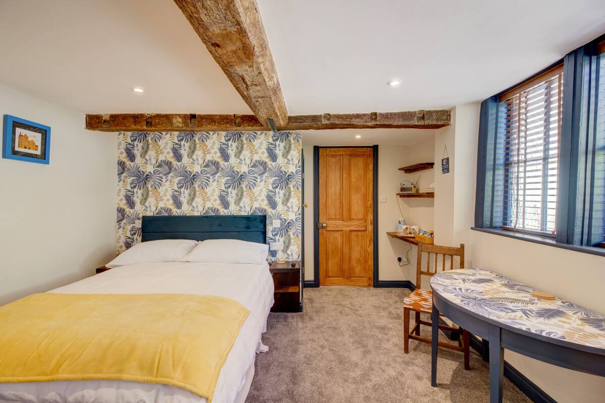 Iron/ironing board, bed sheets