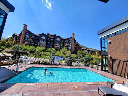 Perfect Hot Tub, Seconds from Skiing, Heated pool!