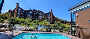 Perfect Hot Tub, Seconds from Skiing, Heated pool!