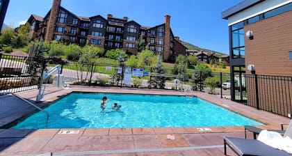Perfect Hot Tub, Seconds from Skiing, Heated pool!