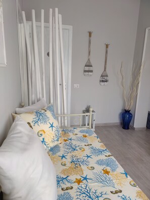 1 chambre, bureau, fer et planche Ă repasser, lit parapluie
