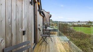 A wooden exterior wall with a glass balcony overlooking a grassy area. - Perfect for a Cornish getaway, Cedar House is located just outside the hustle and bustle of St Agnes (St Agnes)