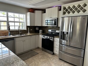 Geladeira, micro-ondas, fogão, cooktop