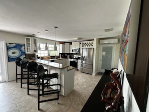 冷蔵庫、電子レンジ、オーブン、コンロ