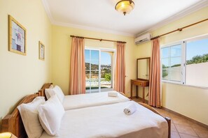 3 bedrooms, in-room safe, iron/ironing board, travel crib - Villa Vista Marina (Albufeira)