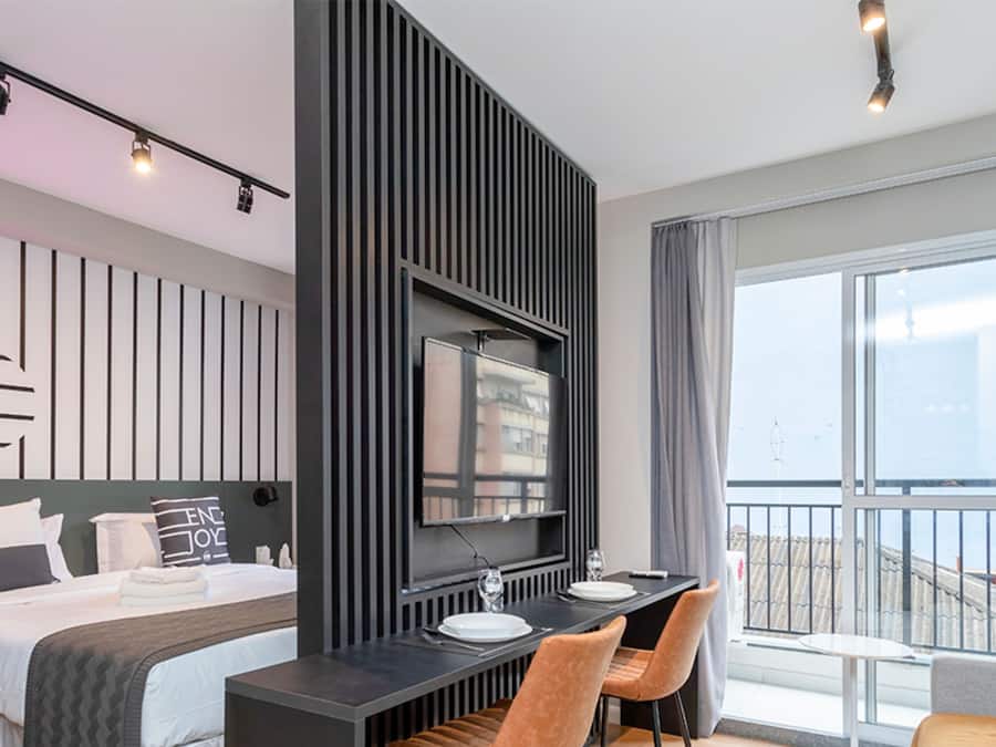 Estúdio superior | Individualmente decorados, Wi-Fi de cortesia, roupa de cama