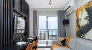 Estudio superior | Área de sala de estar | Smart TV de 32 pulgadas con canales digitales