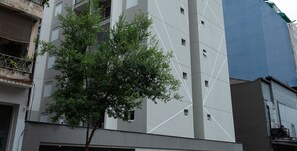 A multi-story building with a tree in front. - Smart Charlie Consolação (São Paulo)
