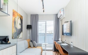 Apartamento superior | Sala de estar | Smart TV de 32 pulgadas con canales digitales