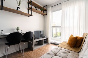 Apartamento estándar | Zona de estar | Smart TV de 32 pulgadas con canales digitales