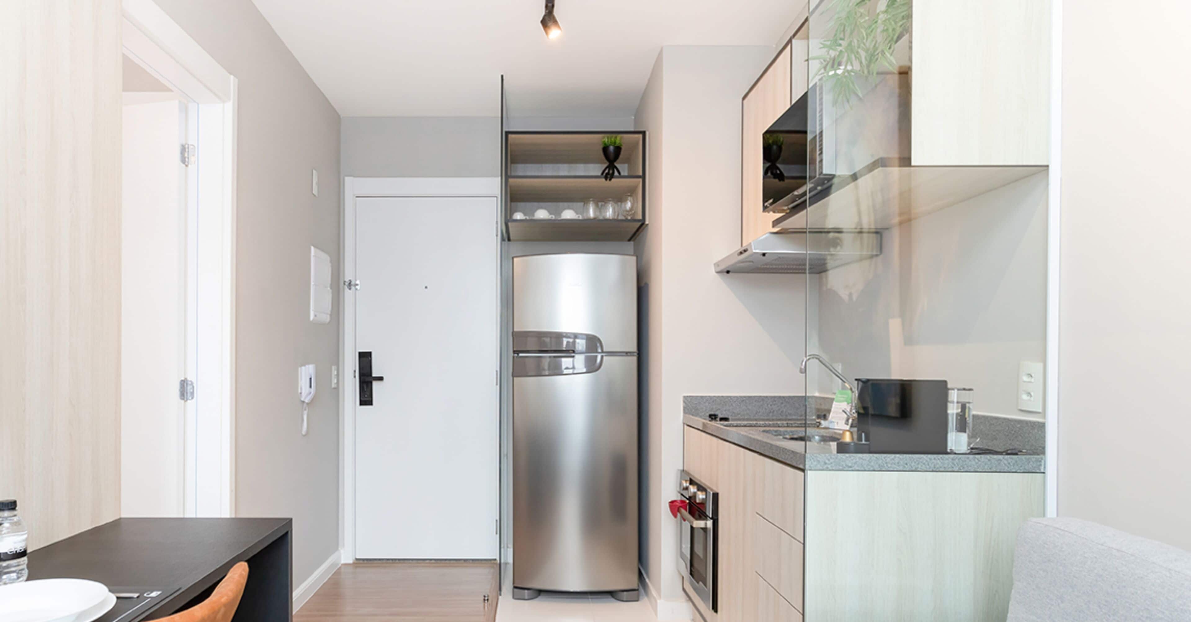 Frigorífico, microondas, placa de cocina y utensilios de cocina