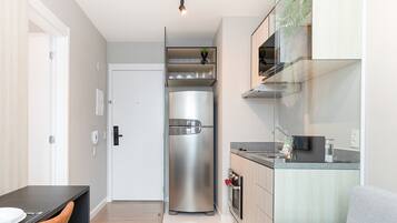 Frigorífico, microondas, placa de cocina y utensilios de cocina