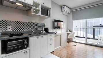 Refrigerador, microondas, placa de cocina, utensilios de cocina