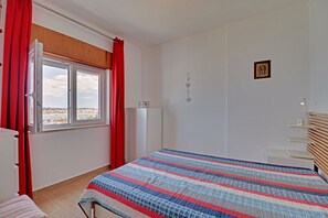 2 makuuhuonetta, silitysrauta/-lauta, ilmainen Wi-Fi, vuodevaatteet