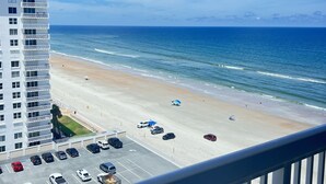 Ein Hochhaus mit Blick auf Strand und Meer.