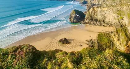 A wonderful family-friendly lodge with hot tub, set within Retallack Resort and Spa near Newquay in