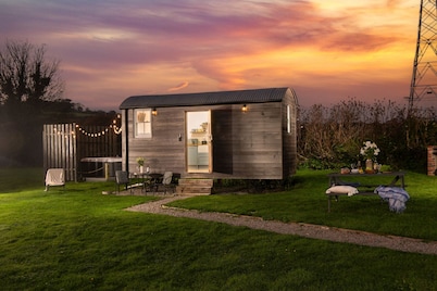 Nori's Nest - Hot Tub - Free Parking & WiFi - Fire Pit - BBQ