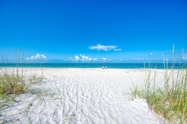 Una spiaggia nelle vicinanze, lettini da mare, teli da spiaggia