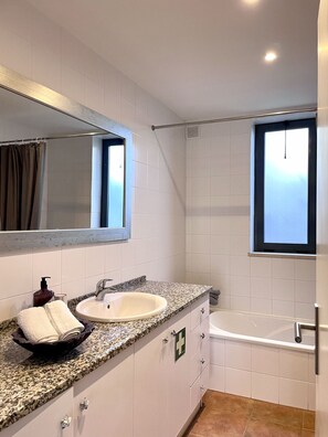 Combined shower/bathtub, hair dryer, bidet, towels