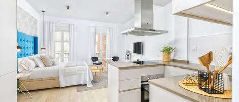 Een koelkast, een microgolfoven, een koffiezetapparaat/waterkoker