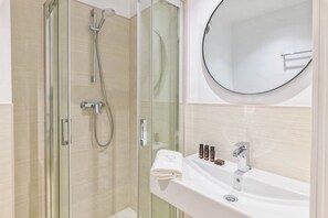 Dusche, Haartrockner, Handtücher